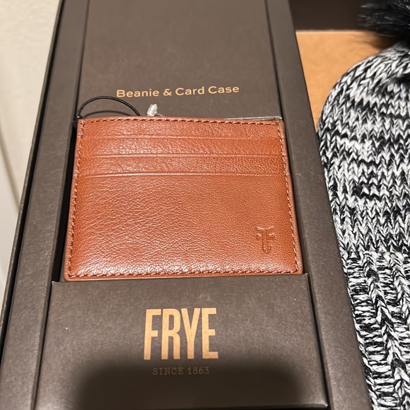 NWT FRYE Marled Beanie Pom Pom Black White & Cognac Leather Card Case unsex - Picture 3 of 7